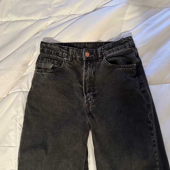 H&M faded black/grey wash jeans
Size 4
Between straight and wide leg - Picture 3 of 6